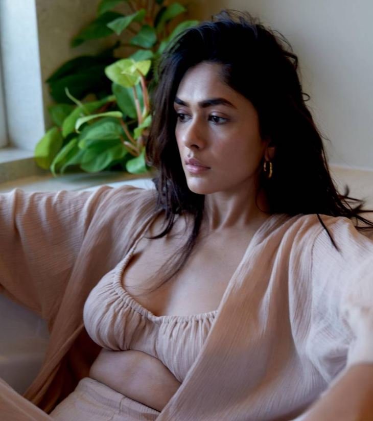 Mrunal Thakur Photos: Stunning Pictures of the Bollywood Star