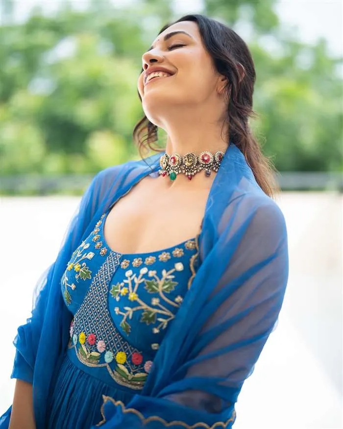 Exclusive Esha Kansara Photos: A Glimpse into the Life of a Rising Star